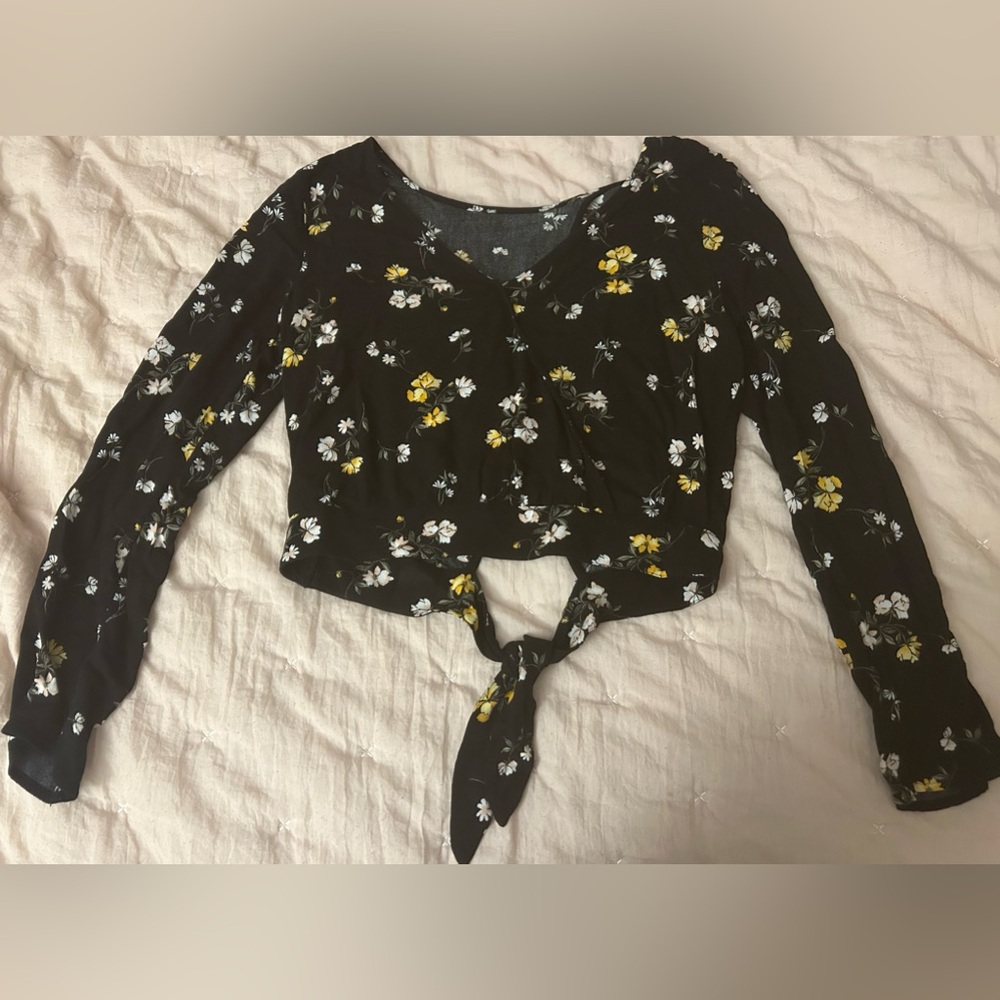 Hollister Women’s Black Low Cut Floral Crop Top